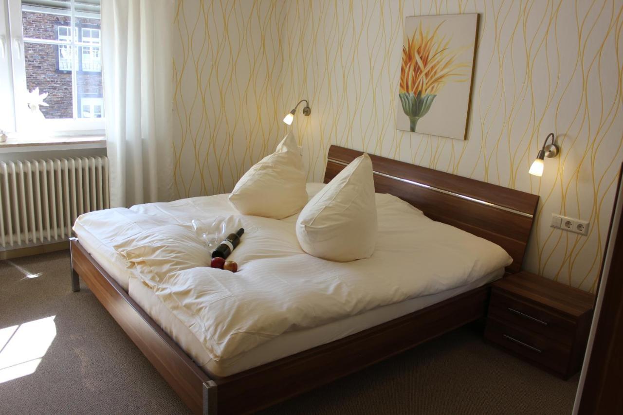 Weinstube Bycastors Hotel Treis-Karden Bagian luar foto