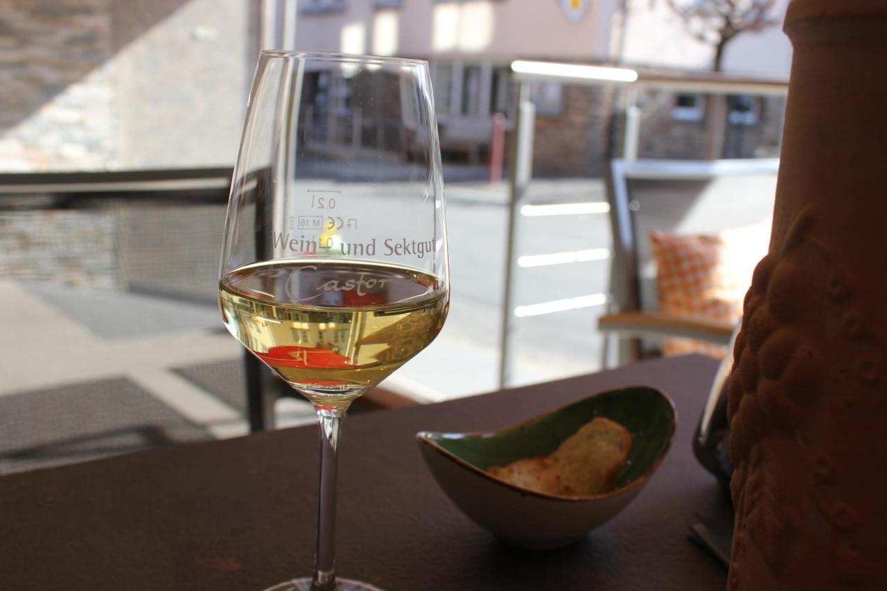 Weinstube Bycastors Hotel Treis-Karden Bagian luar foto