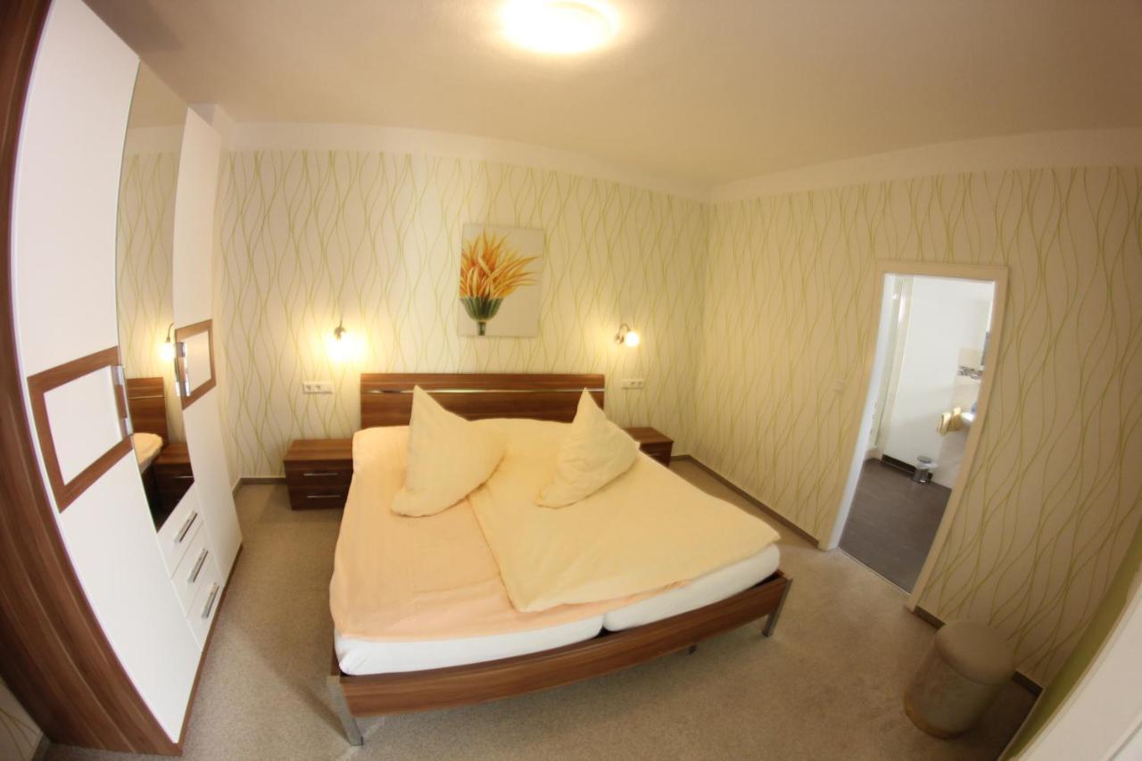 Weinstube Bycastors Hotel Treis-Karden Bagian luar foto